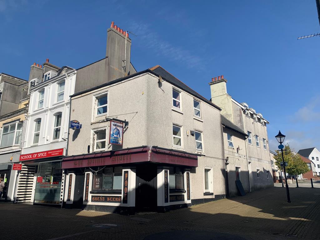 Lot: 75 - FORMER PUBLIC HOUSE PLUS THREE VACANT FLATS -